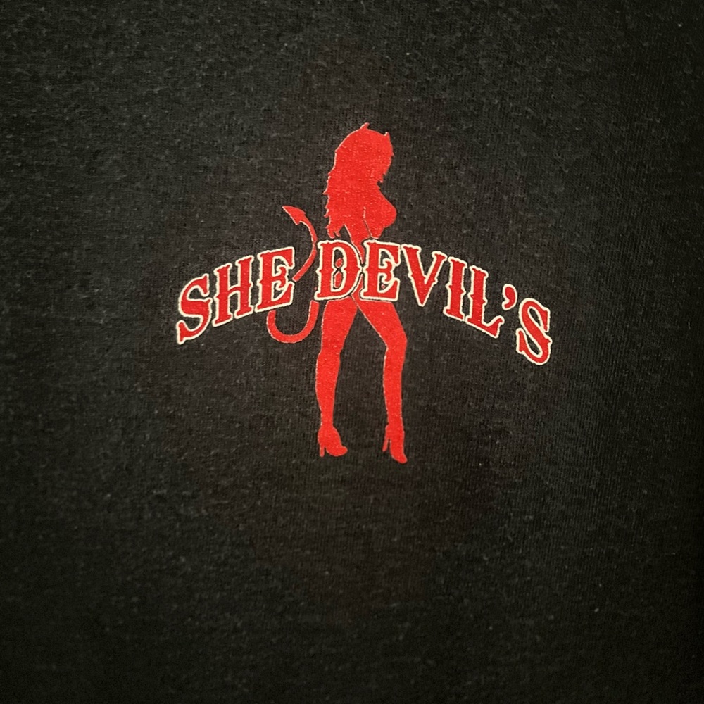 GILDAN Vintage She Devil’s BBQ Unique Rare Graphic Tee shirt Sz Large - Picture 3 of 5